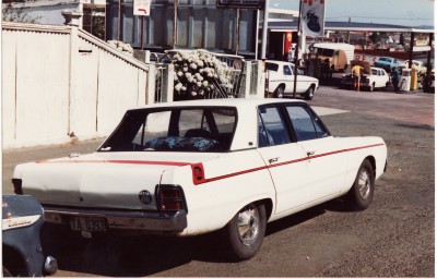 Chrysler_Valiant_VG_Pacer_245_Hemi_4-Barrel_1970-71_(Australia)_(16766602531).jpg